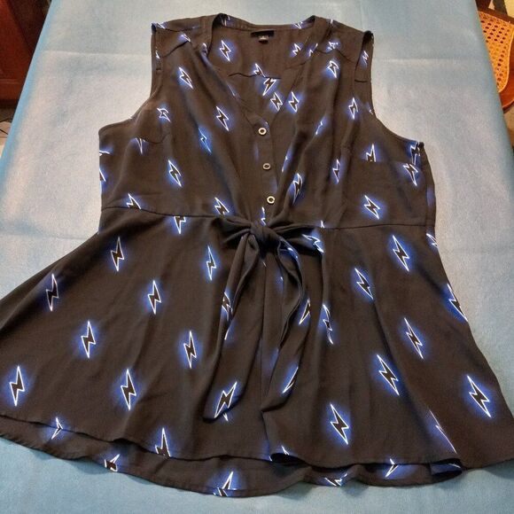 Torrid Women's 1  V Neck Button Down Tied at waist Sleeveless Polyester Top - Picture 1 of 7